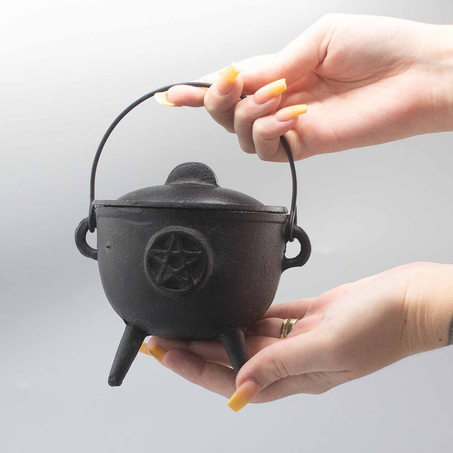 Caldeirão de ferro fundido com pentágono 11x13 cm